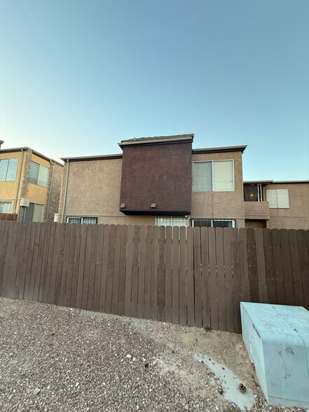 Building Photo - 1481 Living Desert Dr