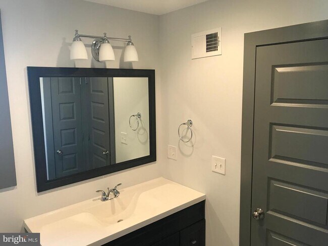 Building Photo - 1829 N Ringgold St