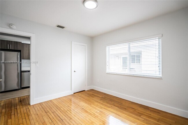 Building Photo - 117 S Shore Dr