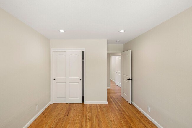Building Photo - Spacious Menlo Park Retreat with 6 Bedroom...
