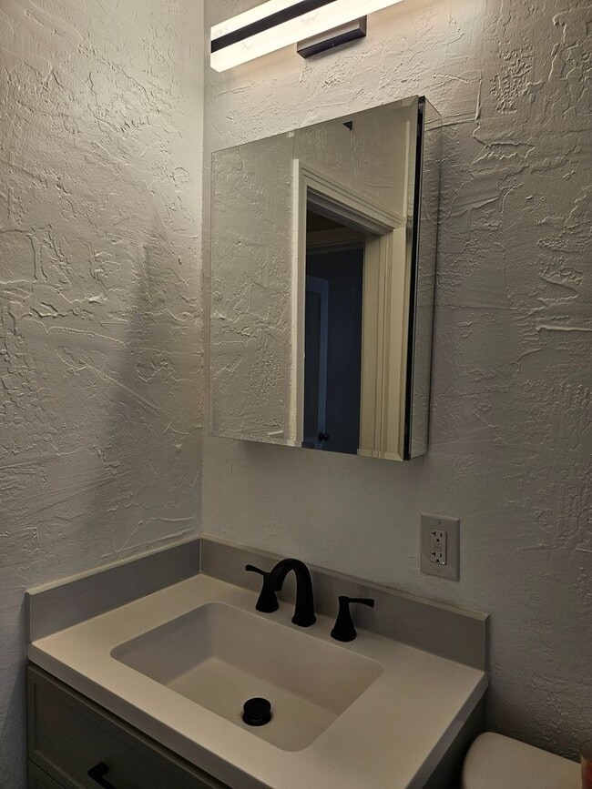 Building Photo - 2 bedroom 1 bath apartment beach side