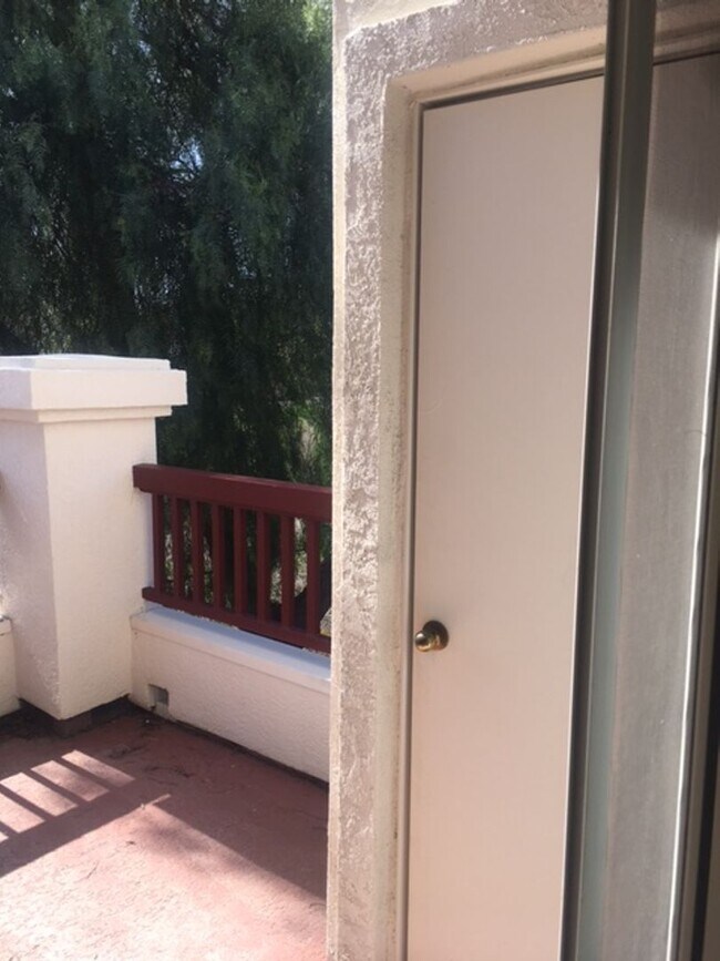 Building Photo - Outstanding 2 bd 2 bth Condo in prime Plea...