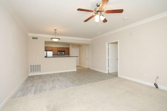 Building Photo - For Lease | 1 Bed, 1 Bath | 832 Sq Ft | Su...