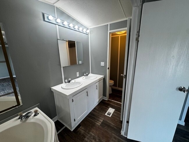 Building Photo - 428 Starlit Dr