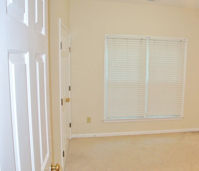 Building Photo - 2036 Hen House Dr