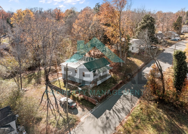 Building Photo - 721 Davis St