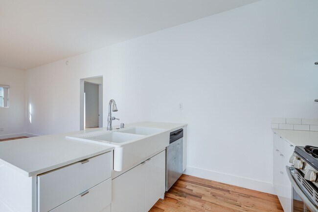 Building Photo - 3216 Bellevue Ave