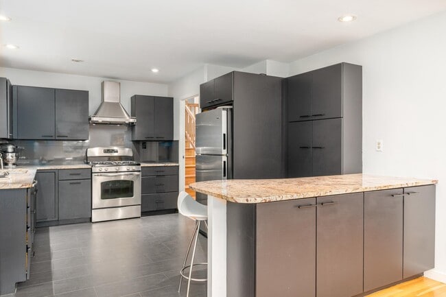 Building Photo - 3122 Brooklawn Terrace