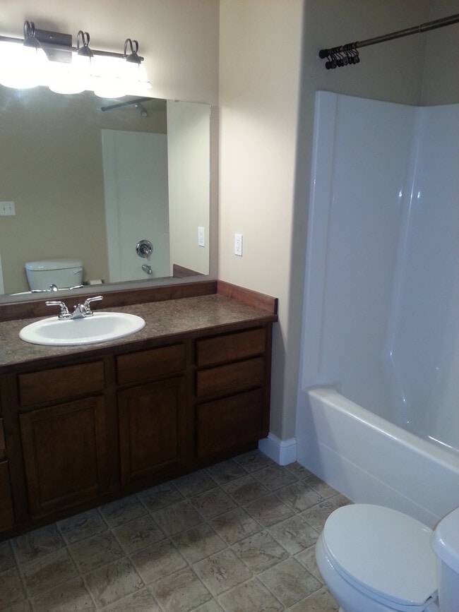 Building Photo - Lovely 3 Bedroom Single Level House- Close...