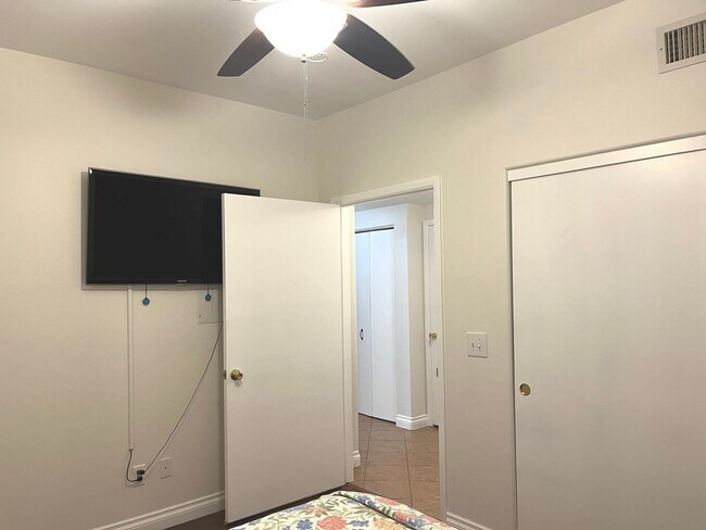 Building Photo - Remodeled, first floor 1428 sq ft, 2 bed+ ...