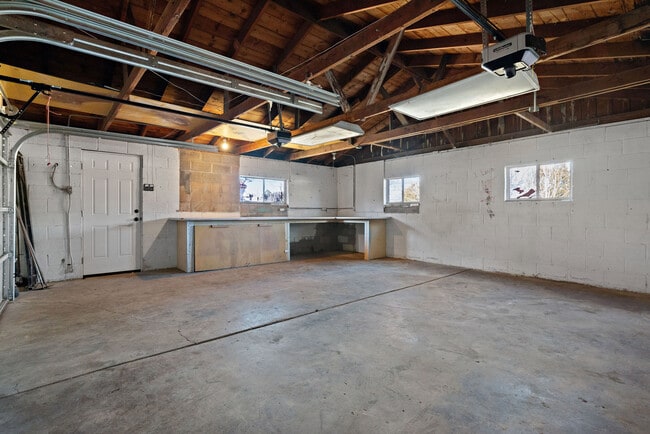 Building Photo - 840 W Montague Ave