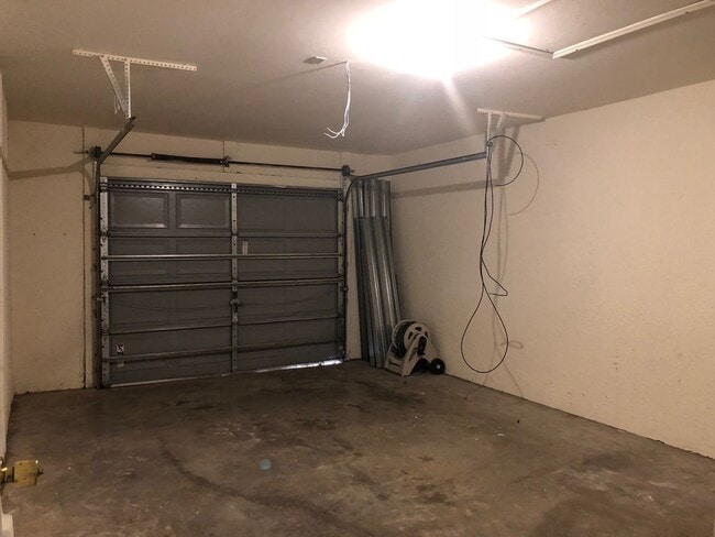 Building Photo - Experience this Large Cape Coral 3 bedroom 2 bath duplex with 1 car garage and screened in lanai.