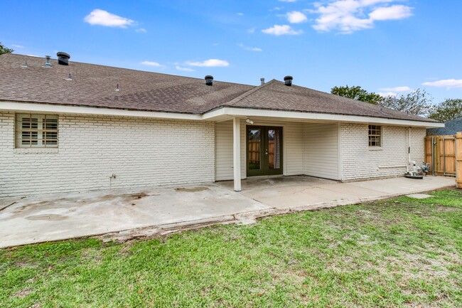 Building Photo - Beautiful Newly Renovated Large Home!