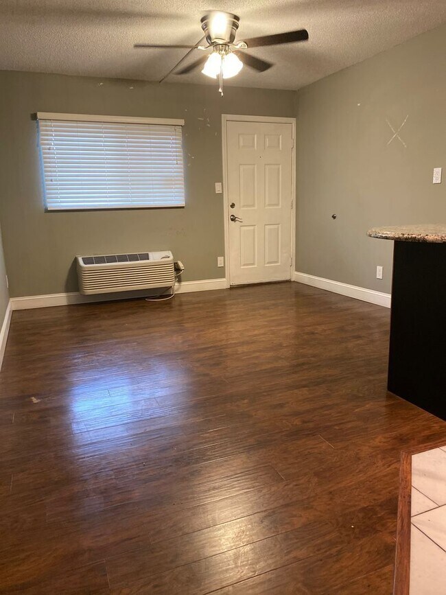 Building Photo - Upgraded 1BR Condo Near UTK | Walk to UT L...