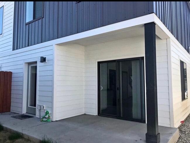Building Photo - 1072 Rosa Way