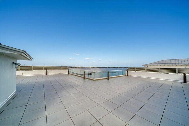 Building Photo - 41 SW Seminole St