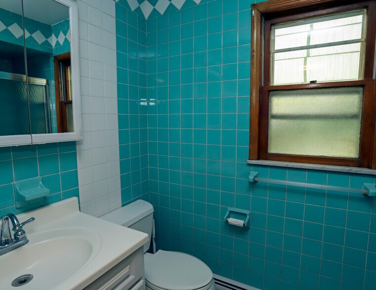 Building Photo - 15 Bleecker St