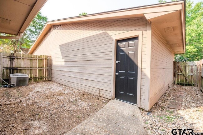 Building Photo - 5809 Hollytree Dr