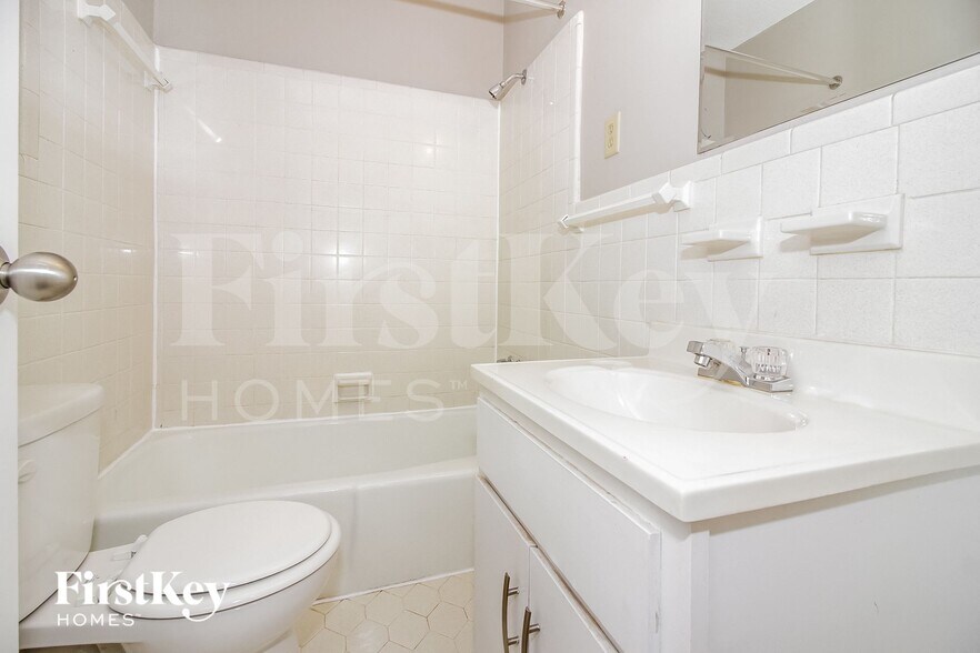 Building Photo - 2693 Satellite St