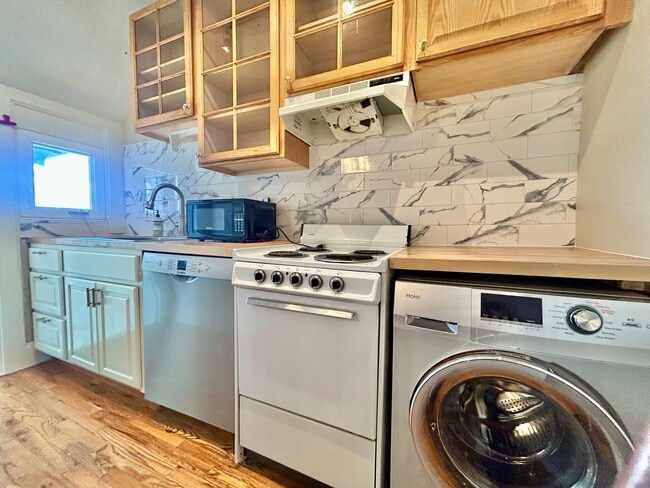 Building Photo - Charming Historic Condo in the Heart of Up...