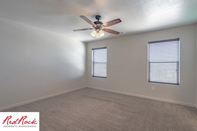Building Photo - Lovely townhome with Community Pool!