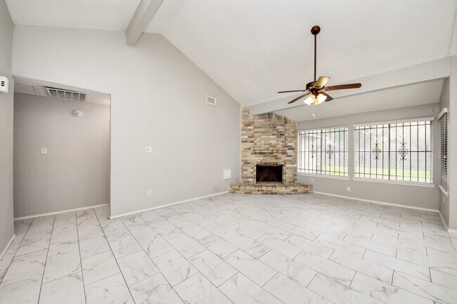 Building Photo - 527 Oakdale Dr