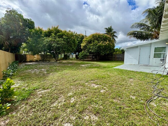 Building Photo - 350 Cypress Dr