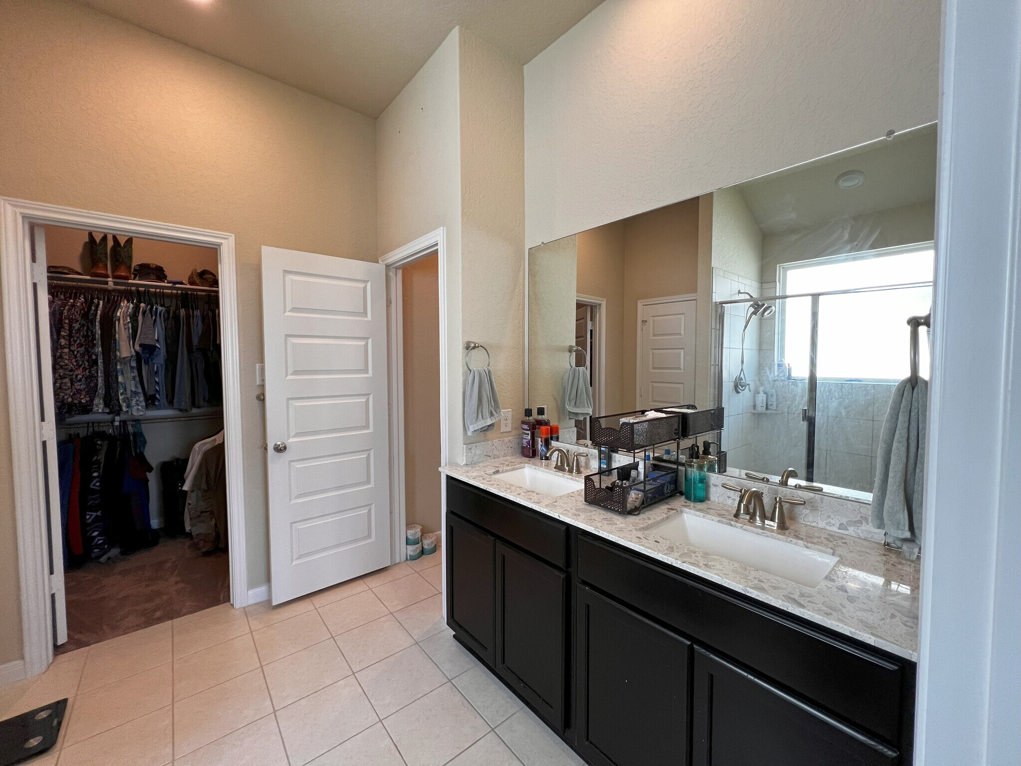 Ensuite master bathroom, double vanities - 9186 Devils Riv