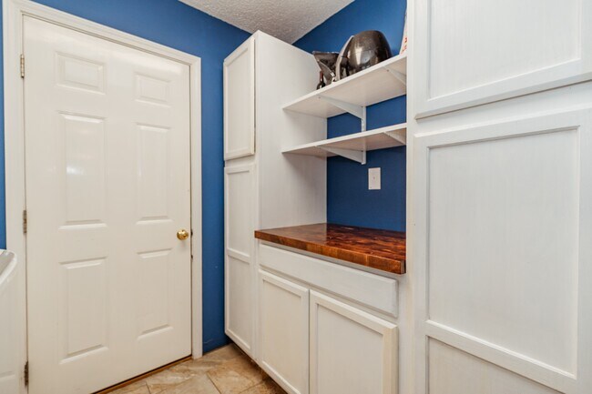 Building Photo - 425 Whirlaway Ct