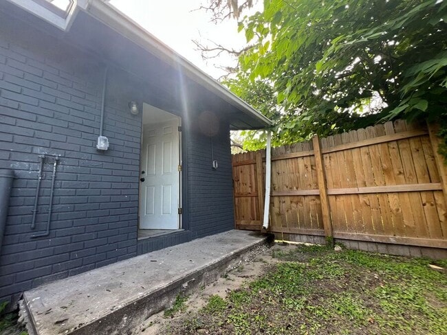 Building Photo - 9317 Goldenrod Rd