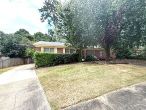 Building Photo - ** 3 Bed 1 Bath located in Hillwood Club o...