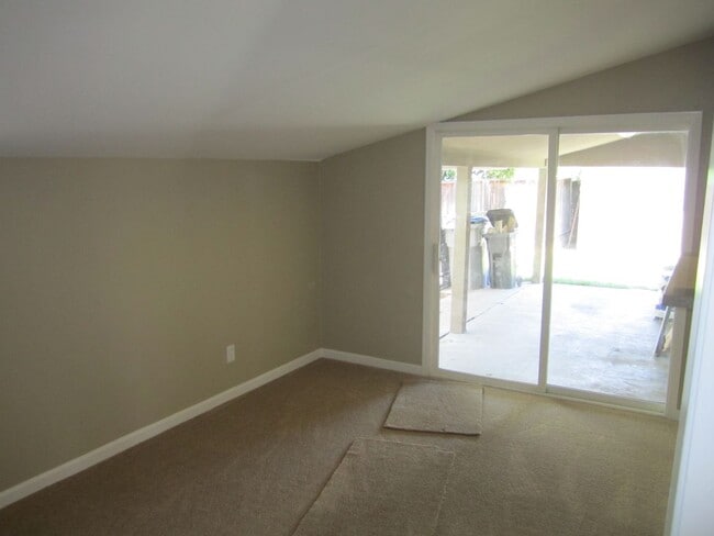 Building Photo - CHARMING 3 BEDROOM, 1 BATHROOM HOME IN DOW...
