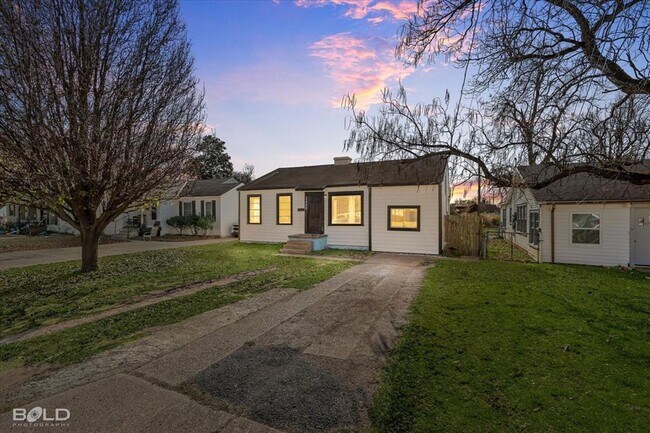 Building Photo - 2400 Broadway Dr