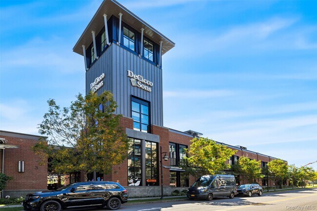 Building Photo - 11 Elm St