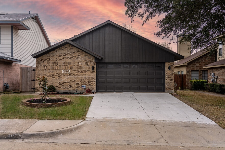 Front of house 2 car garage with new drive way and sidewalk! Fresh exterior paint!Front of house 2 car garage with new drive way and sidewalk! Fresh exterior paint! - 812 Via Madonna