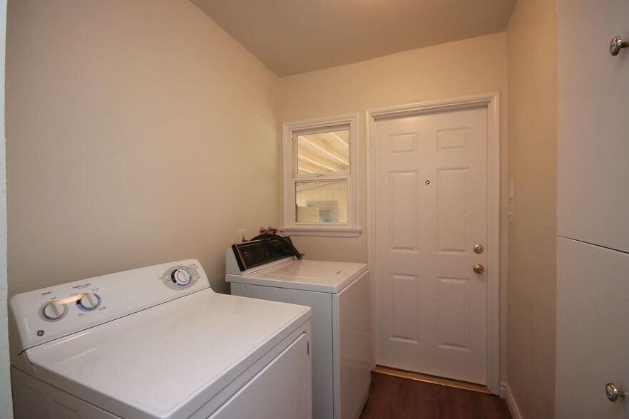 Building Photo - 2350 Marengo Ave