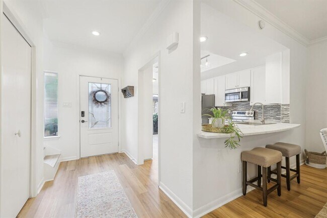 Building Photo - 2201 Lakeway Blvd