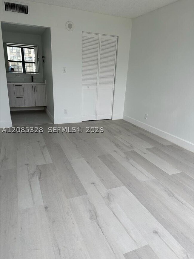 Building Photo - 17021 N Bay Rd