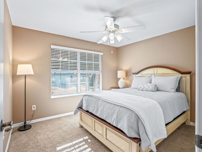 Building Photo - 3 bedroom 2 bath designer home