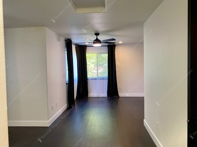 Building Photo - Recently Renovated Downtown Bend 1 BR - 1....