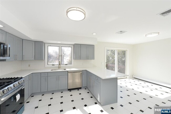 Building Photo - 472 Central