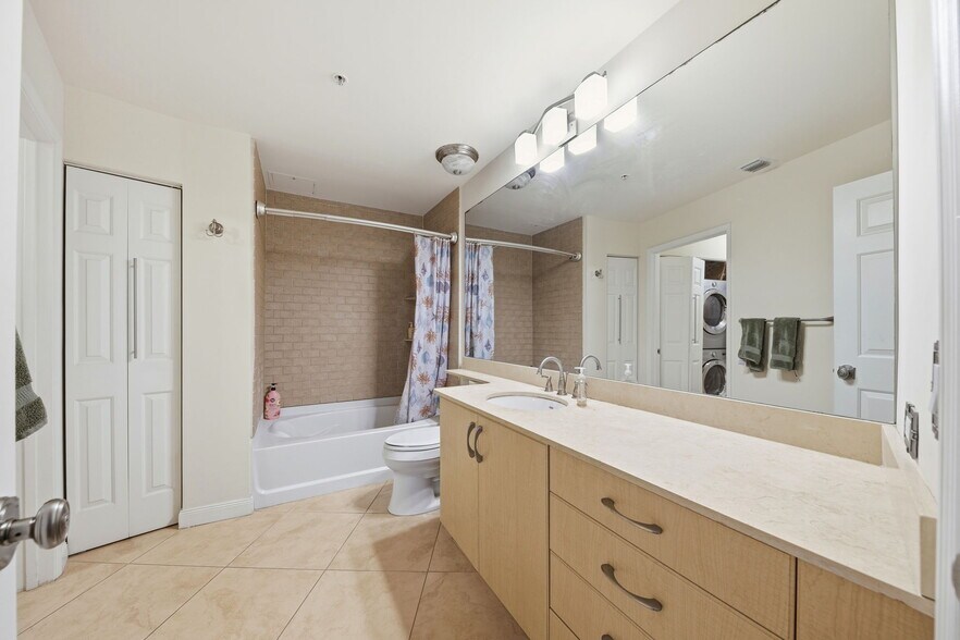 Building Photo - 2421 NE 65th St