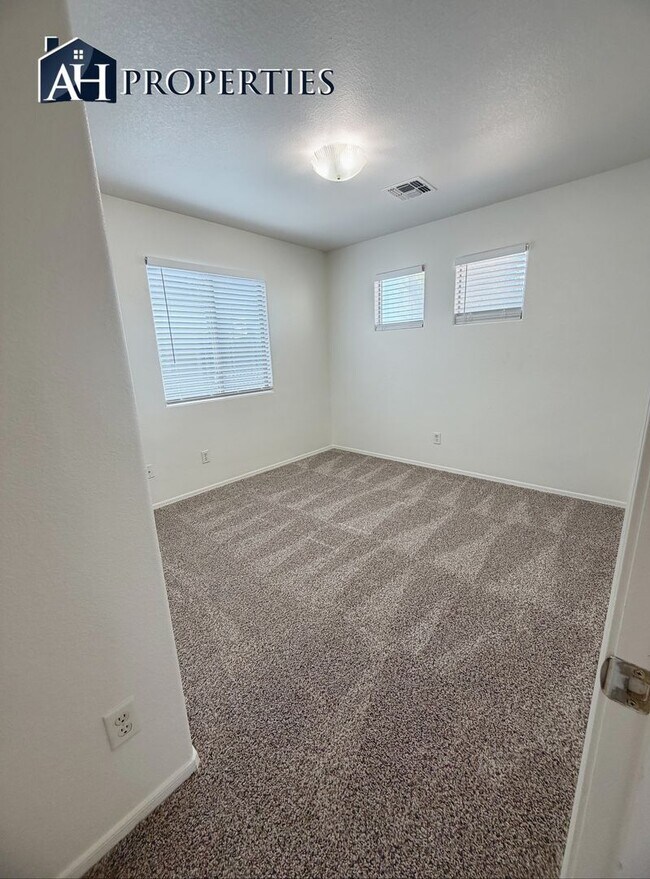 Building Photo - Large backyard Home in Surprise