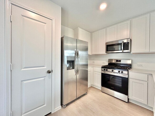 Building Photo - Charming 3/BR 1/BA Home with Spacious Back...