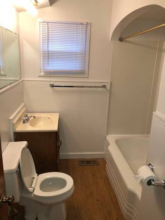 Full bathroom with storage space - 151 Palmer St NE
