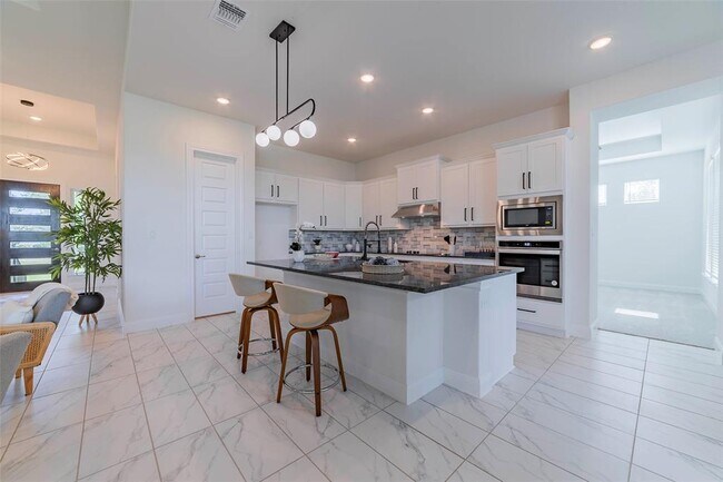 Building Photo - 101 Woodstock Cir