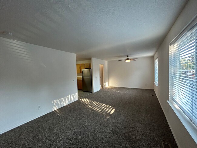 Building Photo - 1073 NE Hidden Valley Dr