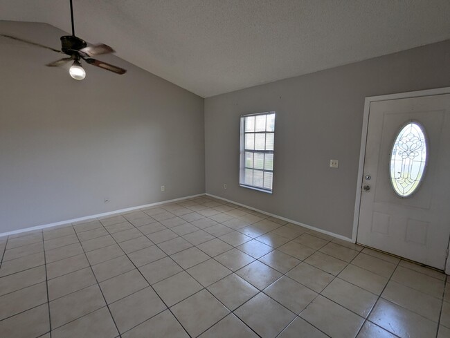 Building Photo - 554 SW Lakehurst Dr