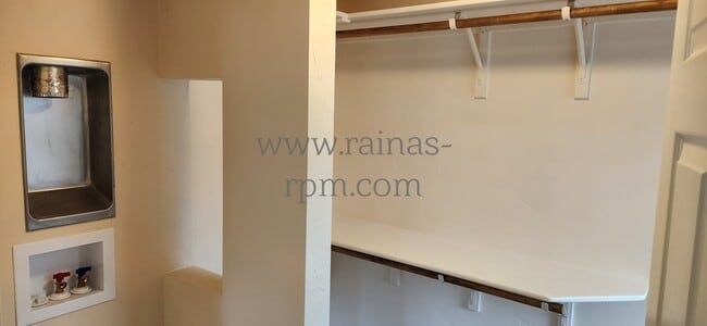 Building Photo - 502 E 40th St