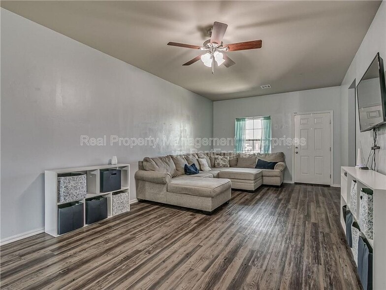 Building Photo - 1912 Autumn Way